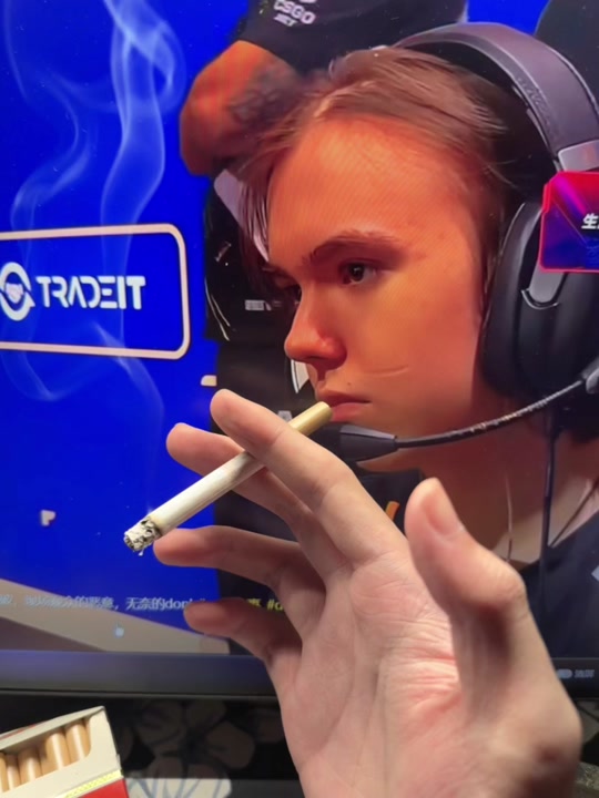 这太快了！ TheShy 击杀了 Xiaoxu 1 vs 2 Invictus Gaming 16 分 27 秒击败了 Royal Never Give Up 。