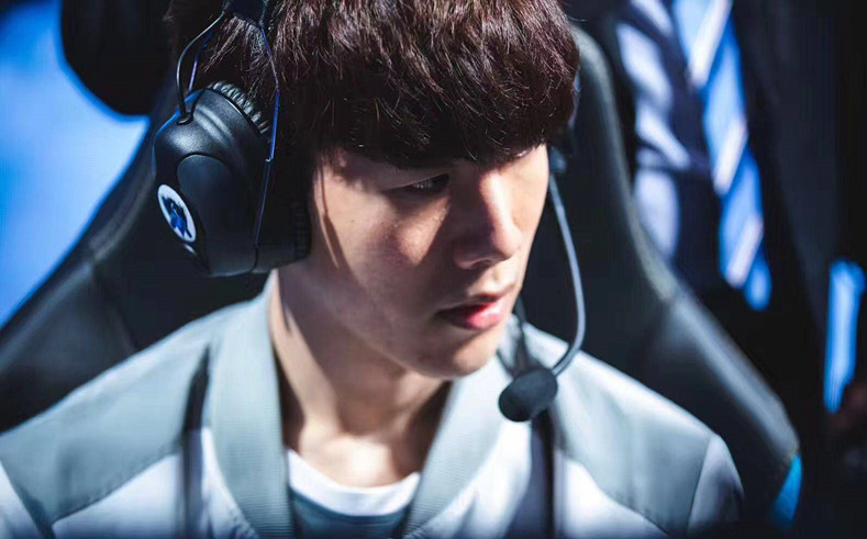 LCK女主持尹秀彬晒照：新的个人主页照片